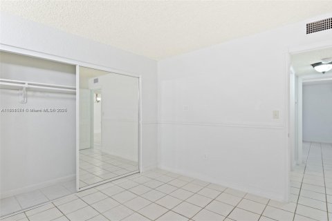 Condo in Hialeah, Florida, 2 bedrooms  № 1944764 - photo 23