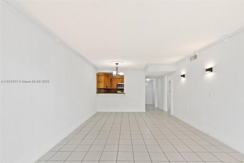Condo in Hialeah, Florida, 2 bedrooms  № 1944764 - photo 11