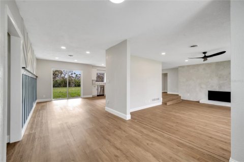 House in South Daytona, Florida 4 bedrooms, 223.62 sq.m. № 1432046 - photo 8