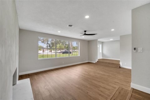 House in South Daytona, Florida 4 bedrooms, 223.62 sq.m. № 1432046 - photo 12