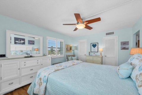 Condo in Saint Pete Beach, Florida, 2 bedrooms № 2098283 - photo 15