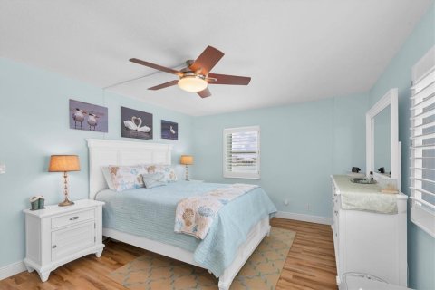 Condo in Saint Pete Beach, Florida, 2 bedrooms № 2098283 - photo 14