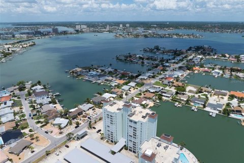 Condo in Saint Pete Beach, Florida, 2 bedrooms № 2098283 - photo 29