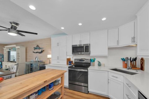 Condo in Saint Pete Beach, Florida, 2 bedrooms № 2098283 - photo 11