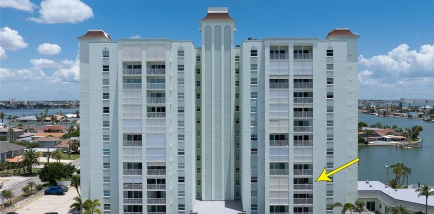 Condo in Saint Pete Beach, Florida, 2 bedrooms № 2098283
