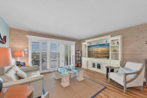 Condo in Saint Pete Beach, Florida, 2 bedrooms № 2098283 - photo 2