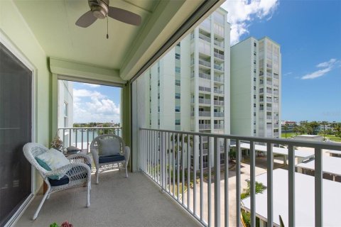 Condo in Saint Pete Beach, Florida, 2 bedrooms № 2098283 - photo 22