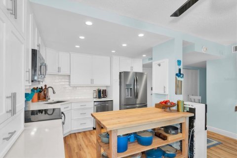 Condo in Saint Pete Beach, Florida, 2 bedrooms № 2098283 - photo 10