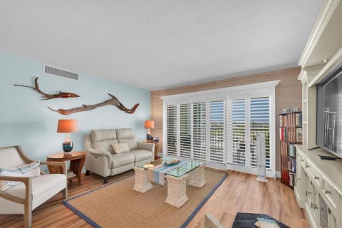 Condo in Saint Pete Beach, Florida, 2 bedrooms № 2098283 - photo 4