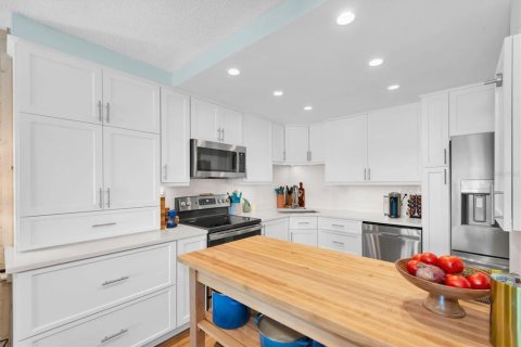 Condo in Saint Pete Beach, Florida, 2 bedrooms № 2098283 - photo 9