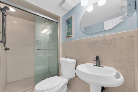 Condo in Saint Pete Beach, Florida, 2 bedrooms № 2098283 - photo 17