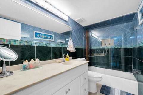 Condo in Saint Pete Beach, Florida, 2 bedrooms № 2098283 - photo 16