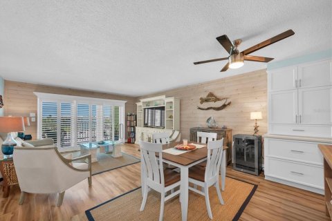 Condo in Saint Pete Beach, Florida, 2 bedrooms № 2098283 - photo 6