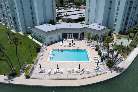 Condo in Saint Pete Beach, Florida, 2 bedrooms № 2098283 - photo 27