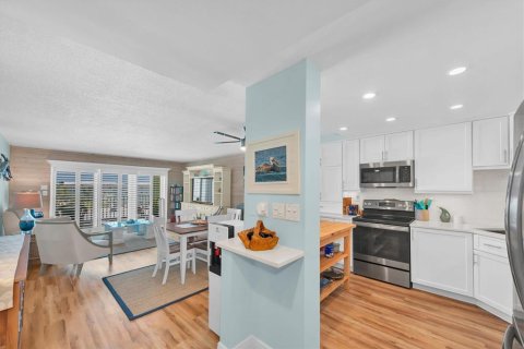 Condo in Saint Pete Beach, Florida, 2 bedrooms № 2098283 - photo 12