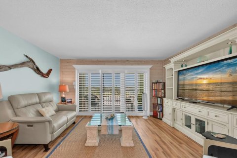 Condo in Saint Pete Beach, Florida, 2 bedrooms № 2098283 - photo 3