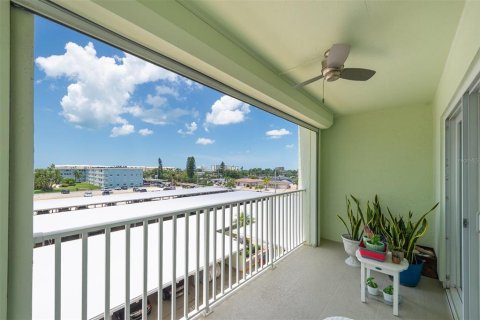Condo in Saint Pete Beach, Florida, 2 bedrooms № 2098283 - photo 24