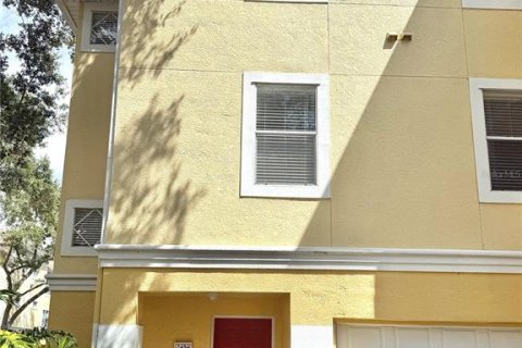 Townhouse in Maitland, Florida 4 bedrooms, 158.58 sq.m. № 1912320 - photo 1