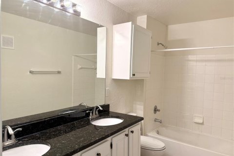 Townhouse in Maitland, Florida 4 bedrooms, 158.58 sq.m. № 1912320 - photo 12