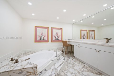 Condo in Bal Harbour, Florida, 2 bedrooms  № 2003429 - photo 18