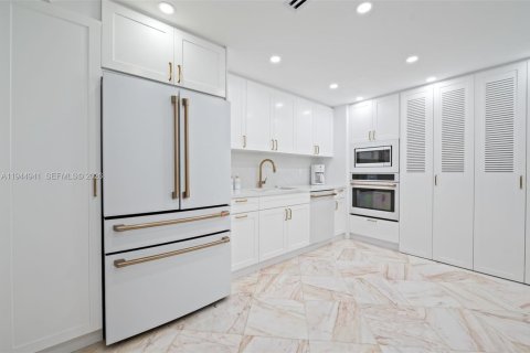 Condo in Bal Harbour, Florida, 2 bedrooms  № 2003429 - photo 11