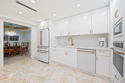 Condo in Bal Harbour, Florida, 2 bedrooms  № 2003429 - photo 12