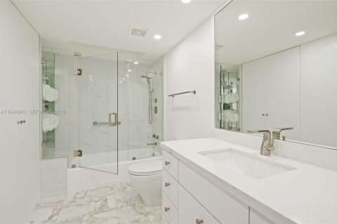 Condo in Bal Harbour, Florida, 2 bedrooms  № 2003429 - photo 23