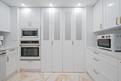 Condo in Bal Harbour, Florida, 2 bedrooms  № 2003429 - photo 13