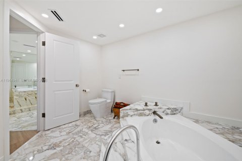 Condo in Bal Harbour, Florida, 2 bedrooms  № 2003429 - photo 19