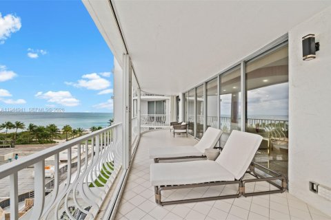 Condo in Bal Harbour, Florida, 2 bedrooms  № 2003429 - photo 26