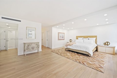 Condo in Bal Harbour, Florida, 2 bedrooms  № 2003429 - photo 16