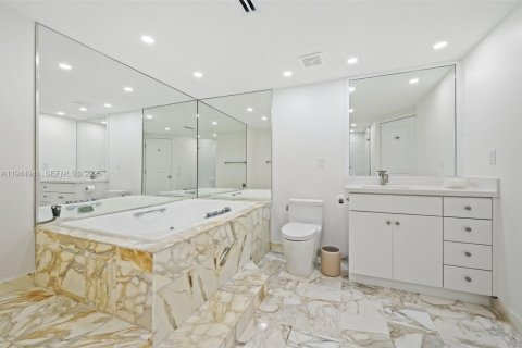 Condo in Bal Harbour, Florida, 2 bedrooms  № 2003429 - photo 20