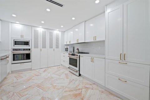 Condo in Bal Harbour, Florida, 2 bedrooms  № 2003429 - photo 9