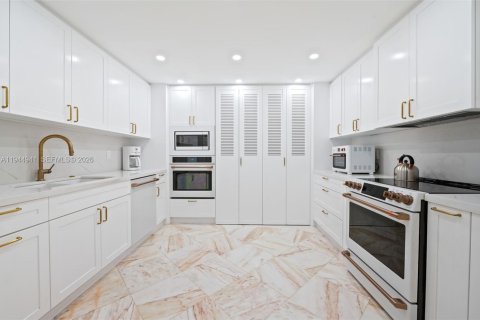 Condo in Bal Harbour, Florida, 2 bedrooms  № 2003429 - photo 10