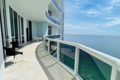 Condominio en alquiler en Sunny Isles Beach, Florida, 3 dormitorios, 195.65 m2 № 2054536 - foto 3