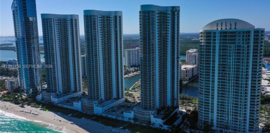 Condominio en Sunny Isles Beach, Florida, 3 dormitorios № 2054536