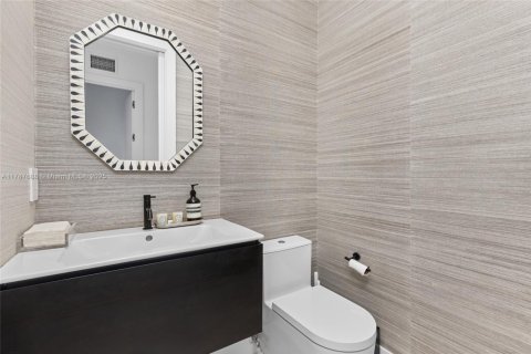 House in Miami, Florida 5 bedrooms, 435.43 sq.m. № 1696635 - photo 23