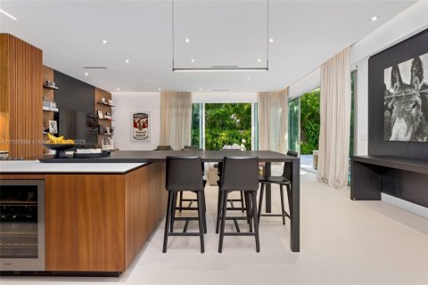 House in Miami, Florida 5 bedrooms, 435.43 sq.m. № 1696635 - photo 25
