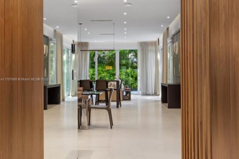 House in Miami, Florida 5 bedrooms, 435.43 sq.m. № 1696635 - photo 7