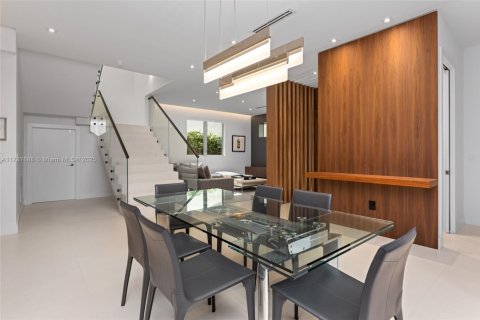 House in Miami, Florida 5 bedrooms, 435.43 sq.m. № 1696635 - photo 16