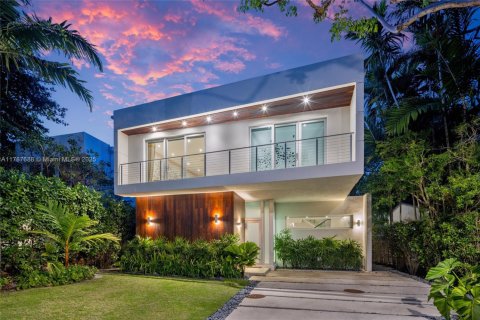House in Miami, Florida 5 bedrooms, 435.43 sq.m. № 1696635 - photo 1