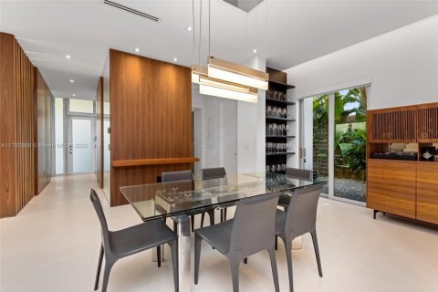 House in Miami, Florida 5 bedrooms, 435.43 sq.m. № 1696635 - photo 14