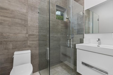 House in Miami, Florida 5 bedrooms, 435.43 sq.m. № 1696635 - photo 20