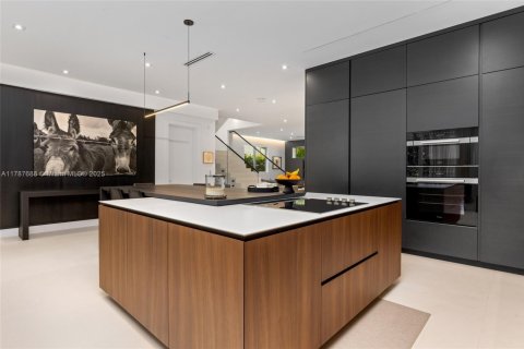 House in Miami, Florida 5 bedrooms, 435.43 sq.m. № 1696635 - photo 26