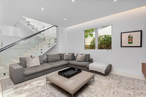 House in Miami, Florida 5 bedrooms, 435.43 sq.m. № 1696635 - photo 12