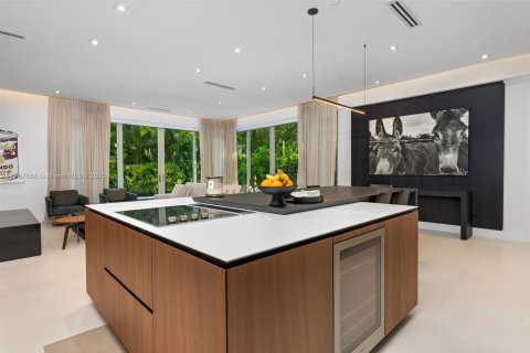 House in Miami, Florida 5 bedrooms, 435.43 sq.m. № 1696635 - photo 30