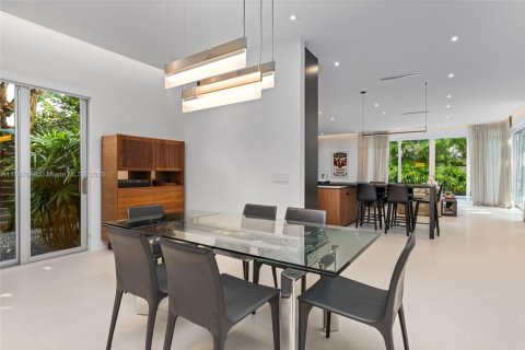 House in Miami, Florida 5 bedrooms, 435.43 sq.m. № 1696635 - photo 15