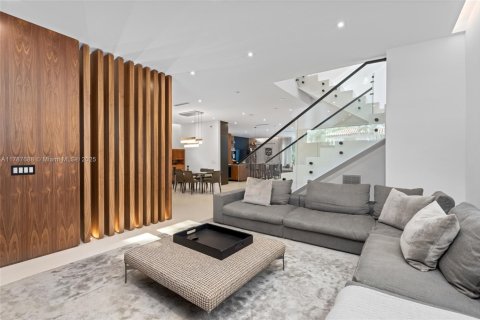House in Miami, Florida 5 bedrooms, 435.43 sq.m. № 1696635 - photo 11