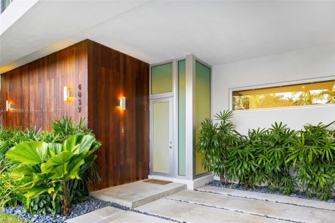 House in Miami, Florida 5 bedrooms, 435.43 sq.m. № 1696635 - photo 5