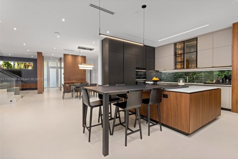 House in Miami, Florida 5 bedrooms, 435.43 sq.m. № 1696635 - photo 28